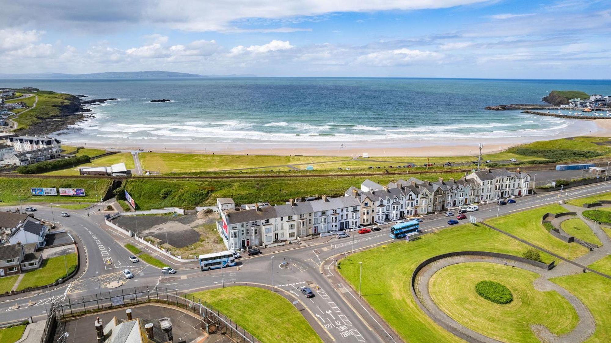 4 Dunluce Park - By The Sea Apartment *